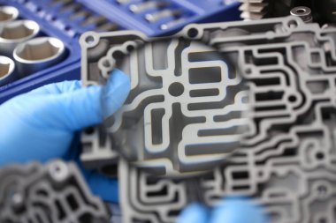 Otomatik hizmet tamirci otomatik vites kutuları için elinde tutar