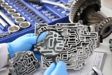 Otomatik hizmet tamirci otomatik vites kutuları için elinde tutar