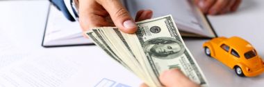 İstemci kol vermek yüz dolar faturaları sürüsü