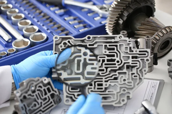 Otomatik hizmet tamirci otomatik vites kutuları için elinde tutar