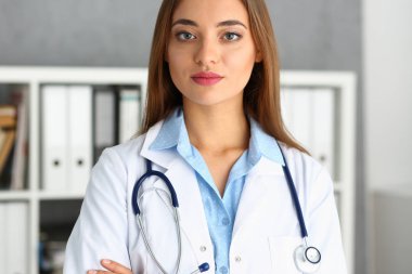 Güzel kadın doktor sit işyerinde gülümseyen.