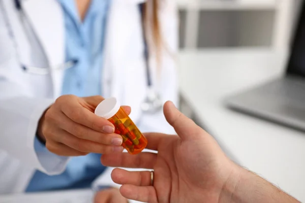 Női gyógyszer orvos írja kapható az átlagból, miközben — Stock Fotó