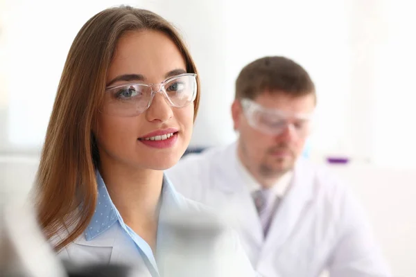 Bella femmina medico chimico ritratto occhiali in laboratorio — Foto Stock