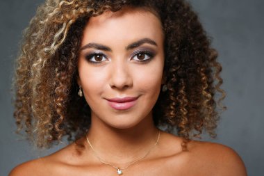 Güzel siyah kadın portre. Gri bir arka plan değer