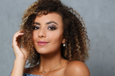 Büyük yüz portre ile güzel bir siyah kadın