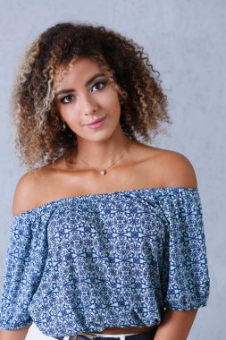 Güzel siyah kadın portre. Gri bir arka plan değer