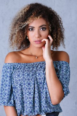 Güzel siyah kadın portre. Onun gri bir arka plan