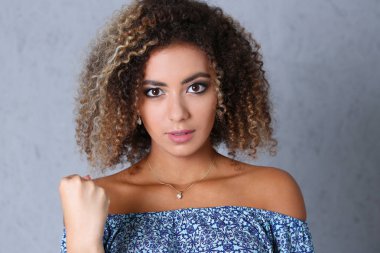 Güzel siyah kadın portre. Onun yumruk tarama yumruklar