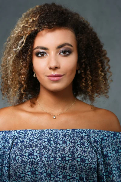 Güzel siyah kadın portre. Gri bir arka plan değer