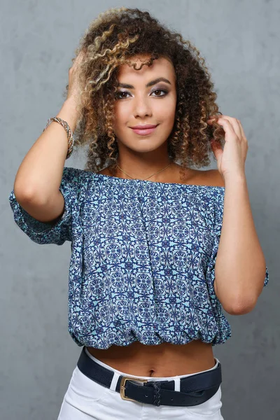 Büyük yüz portre ile güzel bir siyah kadın