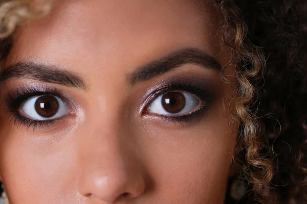 Oči černé ženy střílel velké makro krásy — Stock fotografie