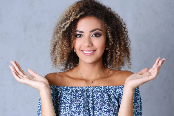 Belo retrato de mulher negra. Mãos para cima e sorrindo beleza — Fotografia de Stock