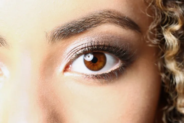 Occhio di una donna nera girato grande macro bellezza — Foto Stock