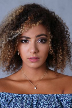 Güzel siyah kadın portre. Duygu testleri