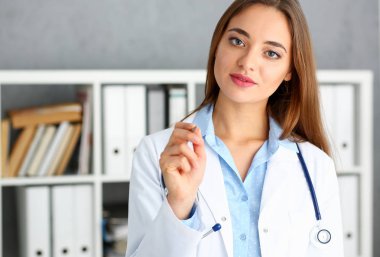 Güzel kadın doktor tutun kol gümüş kalem