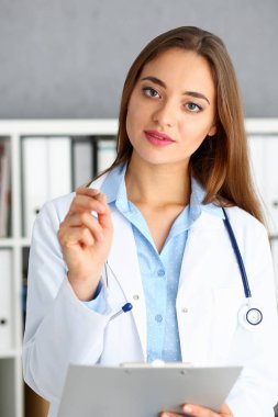 Güzel kadın doktor tutun kol gümüş kalem