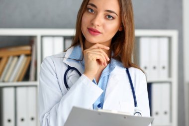 Güzel kadın doktor silah defterinde tutun