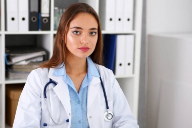 Güzel gülümseyen kadın doktor ofisinde