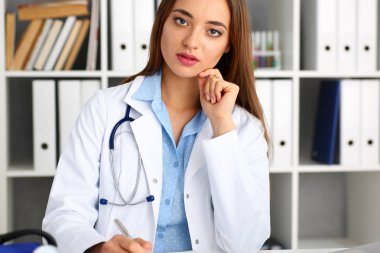 Kadın doktor tutun tutun kol gümüş kalem ve yastık