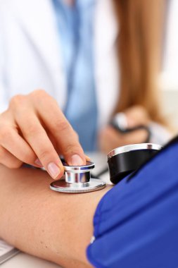 Kadın doktor silah olun doktor yordamı portre
