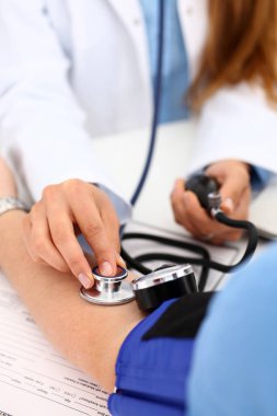 Kadın doktor silah olun doktor yordamı portre