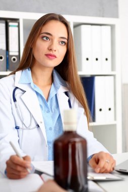 Güzel kadın doktor ve uykulu alkollü