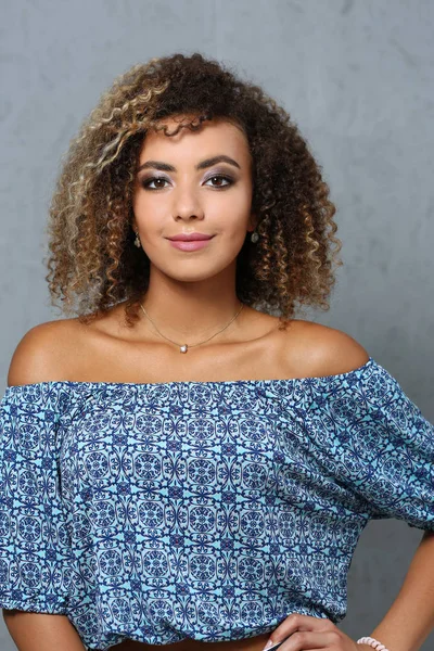 Güzel siyah kadın portre. Gri bir arka plan değer