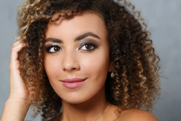 Büyük yüz portre ile güzel bir siyah kadın