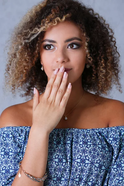 Güzel siyah kadın portre. O ağzını açar