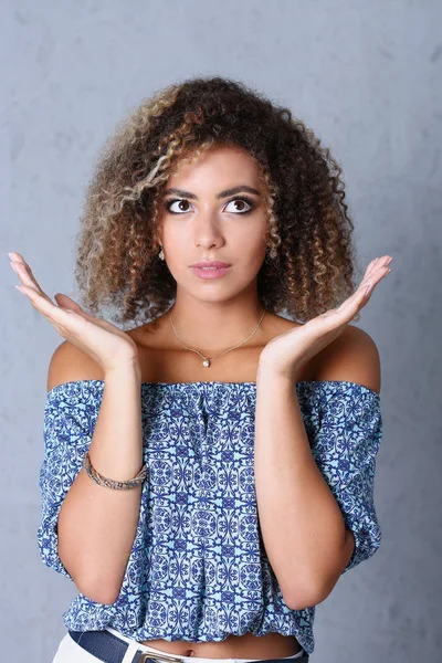 Belo retrato de mulher negra. Mãos para cima e sorrindo beleza — Fotografia de Stock