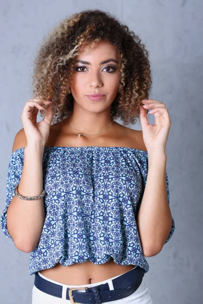 Büyük yüz portre ile güzel bir siyah kadın