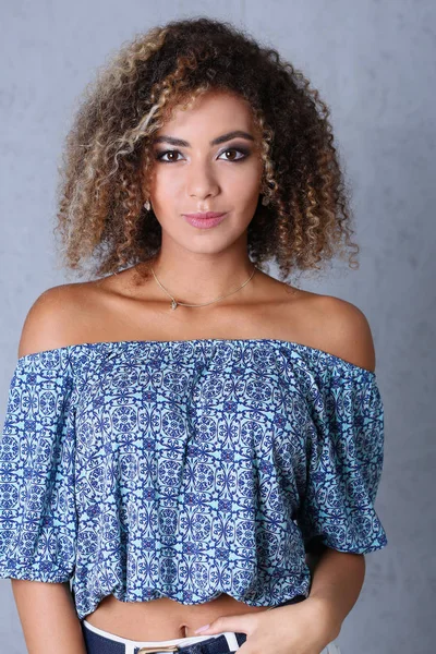 Güzel siyah kadın portre. Gri bir arka plan değer