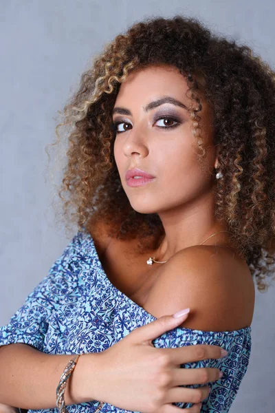Güzel siyah kadın portre. Onun gri bir arka plan