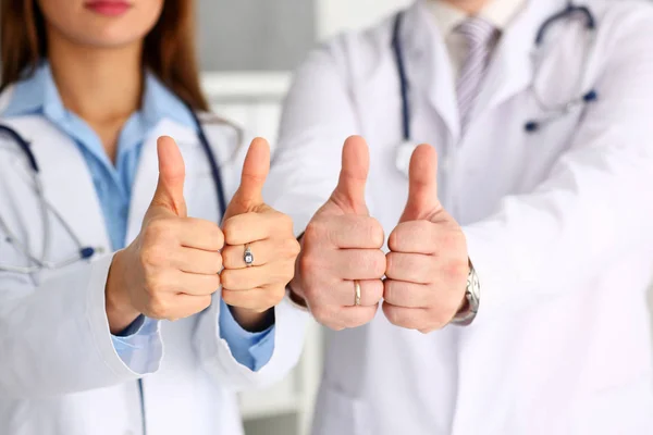 Grupo de manos del médico muestran OK o confirmar signo —  Fotos de Stock