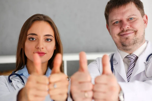 Gruppe von Arzt zeigen ok oder bestätigen Zeichen — Stockfoto