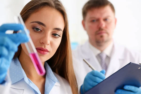 Techniker hält in Schutzhandschuhen Probenflasche in Händen — Stockfoto