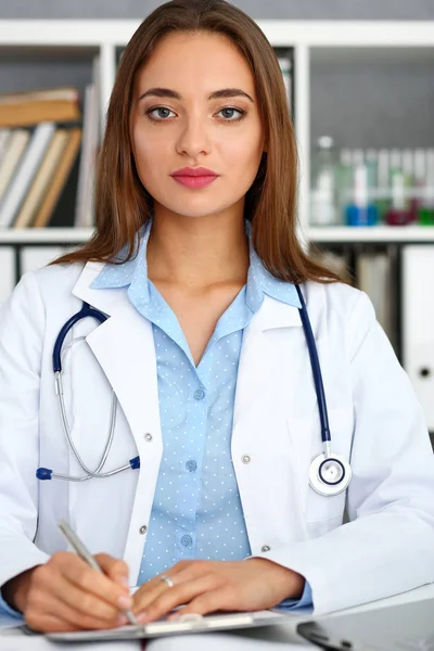 Kadın doktor tutun tutun kol gümüş kalem ve yastık