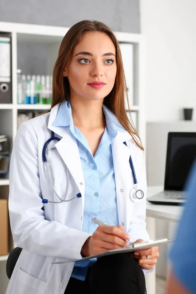 Feminino médico segurar segurar no braço prata caneta e almofada — Fotografia de Stock