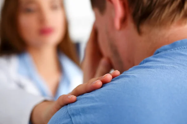 Amichevole medico femminile tenere spalla paziente — Foto Stock