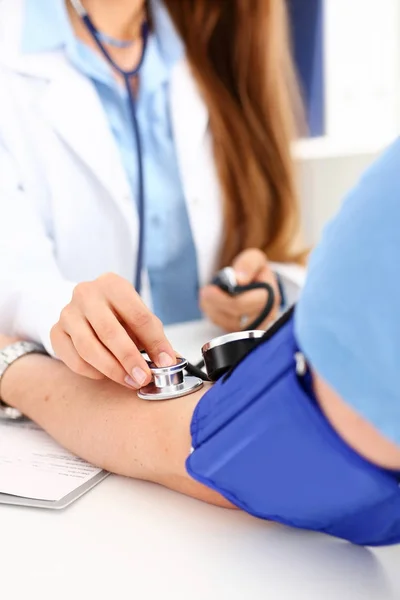 Female doctor arms make medic procedure closeup — Stock Photo, Image