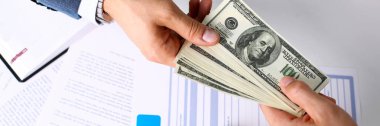 İstemci kol vermek yüz dolar faturaları sürüsü