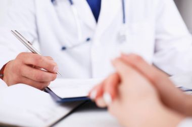 Erkek doktor kolu tut gümüş kalem