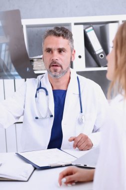 Olgun erkek doktor kolundan basılı tutarak xray fotoğrafçılık bak