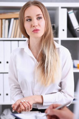 Söz konusu kadın ziyaretçi portre doktor ile konuşmak