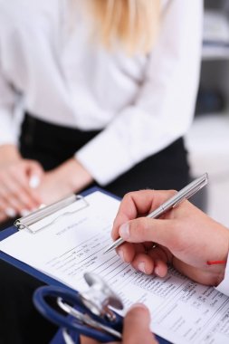 Erkek doktor kolu tut gümüş kalem