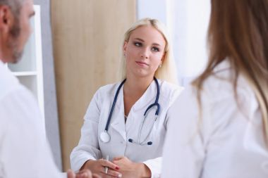 Kadın aile doktoru dinle dikkatle genç Çift
