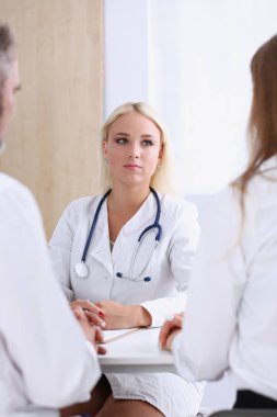 Kadın aile doktoru dinle dikkatle genç Çift