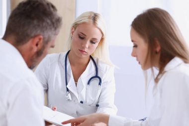 Kadın aile doktoru dinle dikkatle genç Çift