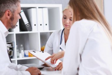 Kadın aile doktoru dinle dikkatle genç Çift