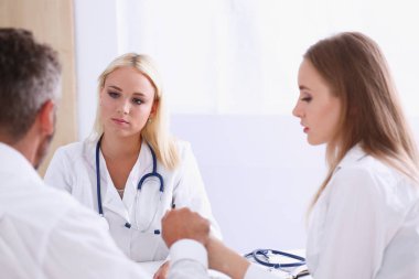Genç çift silah birlikte aile doktor ofisinde tutun